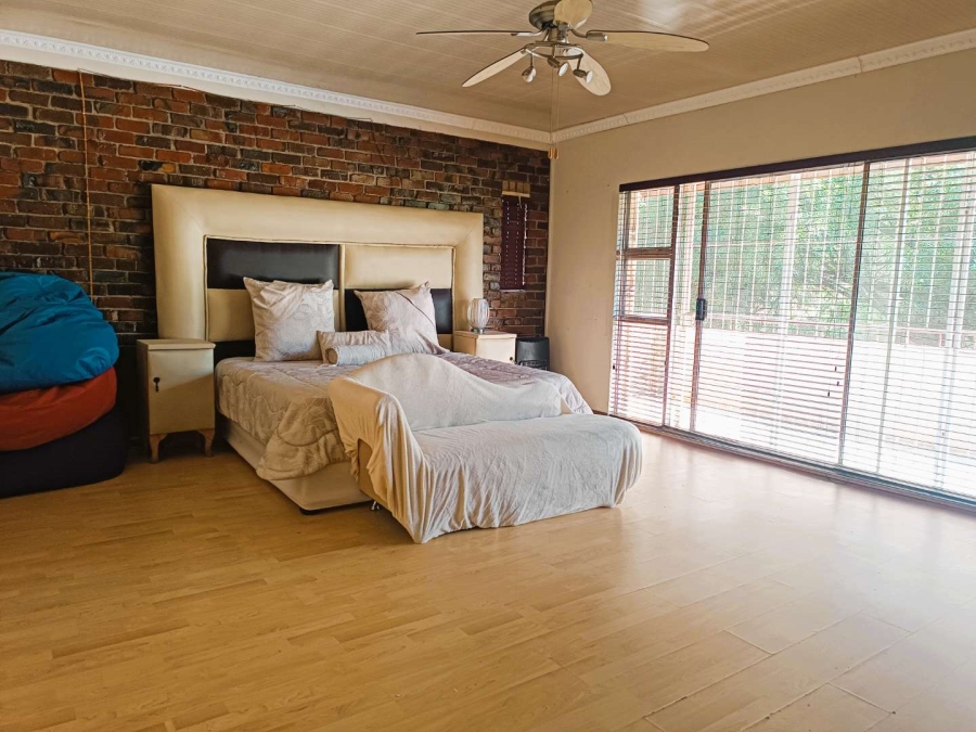 5 Bedroom Property for Sale in Pellissier Free State